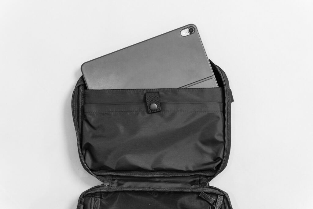 iPadユーザーのボディバッグ「HALF DAYPACK（ハーフデイパック