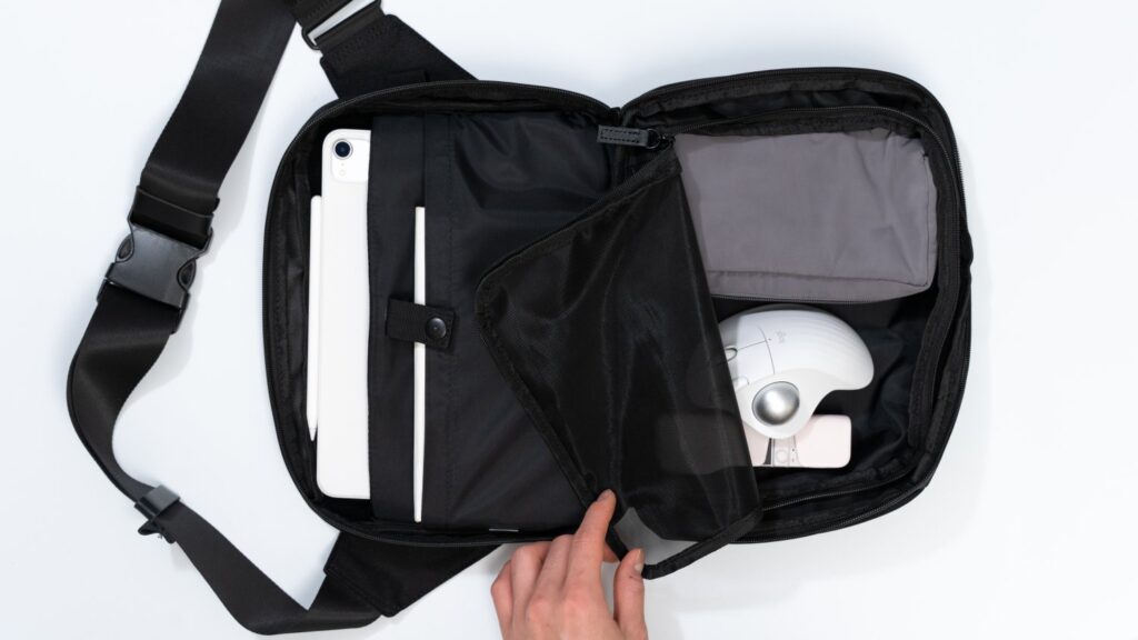 iPadユーザーのボディバッグ「HALF DAYPACK（ハーフデイパック